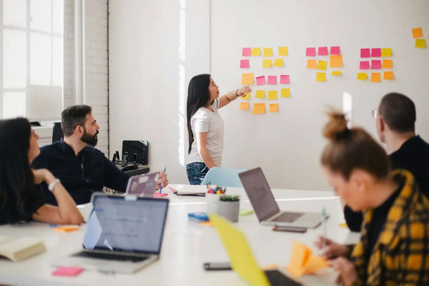 Equipe de marketing planejando uma campanha em um quadro com anotações